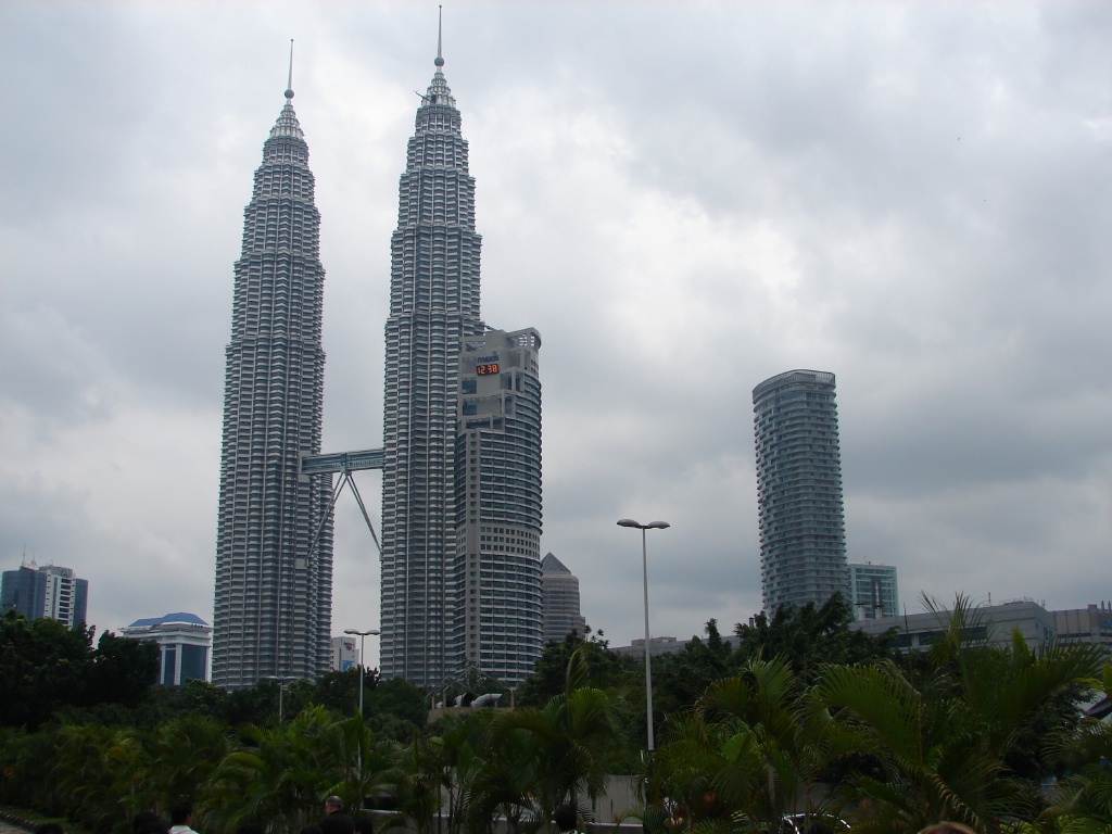 12 Kuala Lampur Petronas  bldg. worlds tallest twin towers.jpg